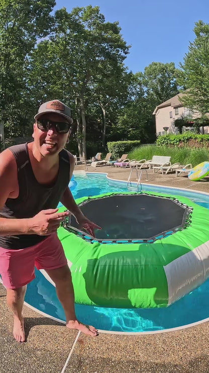 VEVOR Inflatable Water Trampoline 10FT , Round Inflatable Water Bouncer with 4-Step Ladder, Water Trampoline in Green and White for Water Sports.